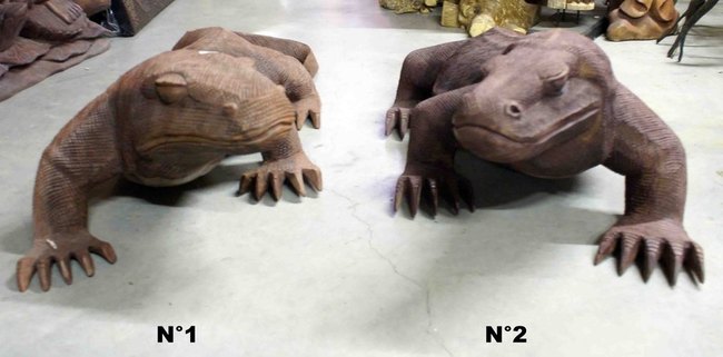Grande statue de komodo en bois