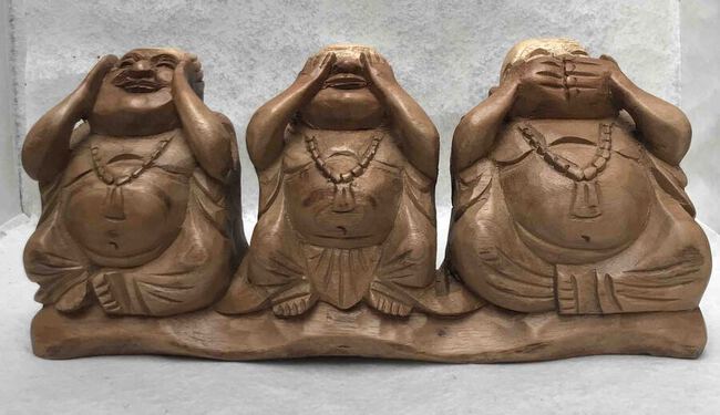All&eacute;gorie des 3 singes par des statues de Bouddha en bois sculpt&eacute;