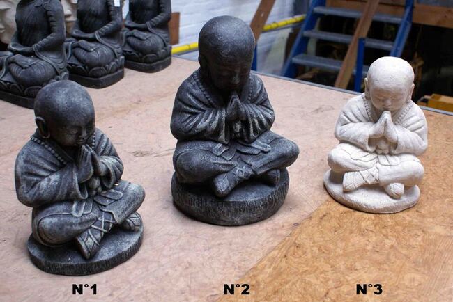Petites statues de Bouddha assis en pierre de lave d&eacute;co int&eacute;rieur ou ext&eacute;rieur
