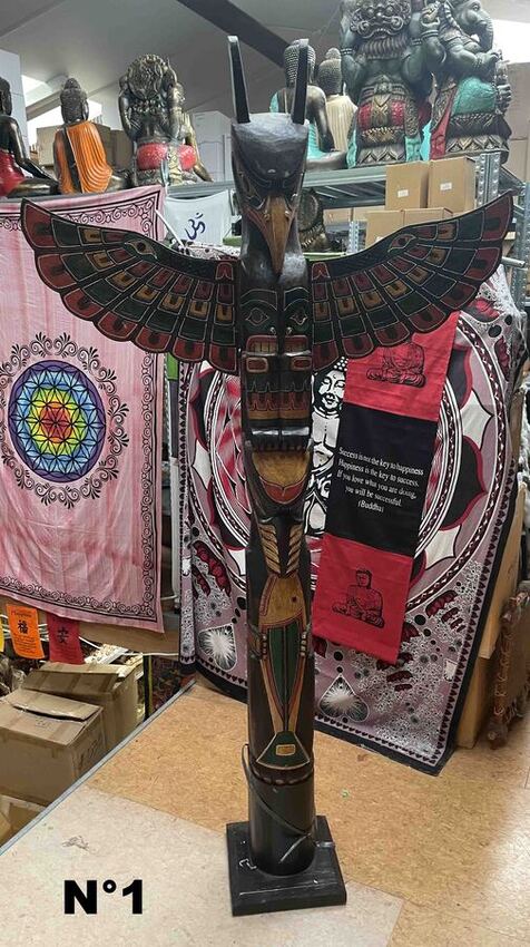 Tr&egrave;s grand totem des Indiens d'Am&eacute;rique peint et sculpt&eacute; 200 cm