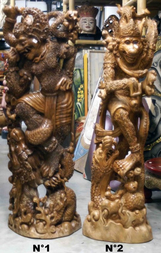grande statue du dieu Hanuman en bois sculpt&eacute;
