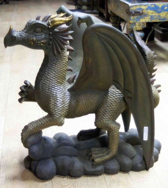 grande statue de dragon ail&eacute; en bois peint