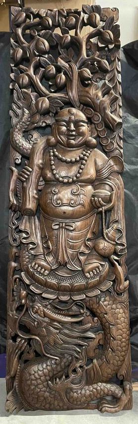 Grand cadre en bois sculpt&eacute; d'un Bouddha rieur mont&eacute; sur un dragon