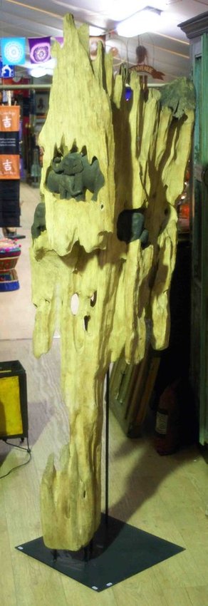 grande sculpture d'&eacute;l&eacute;phant dans un tronc en teck