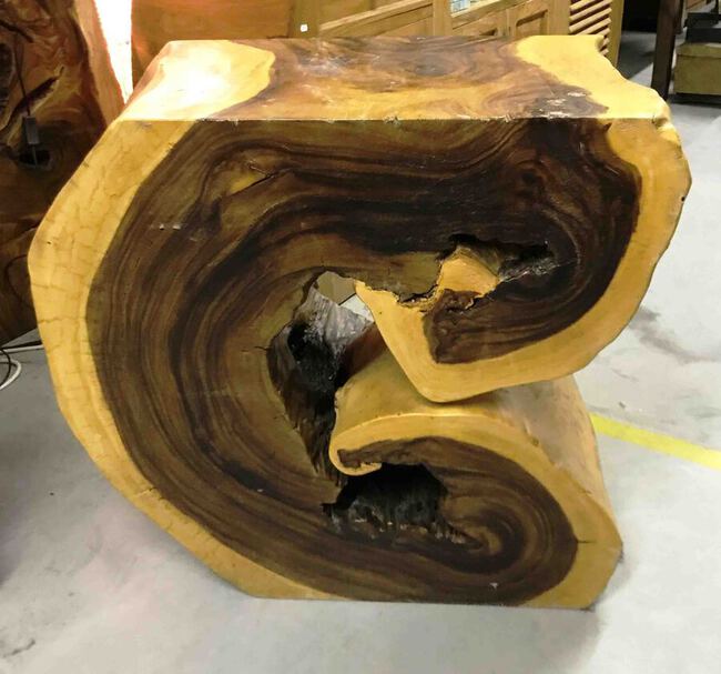 Table dans une souche de bois de teck