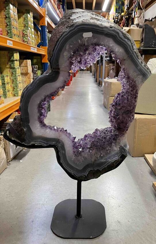 Tranche de g&eacute;ode d'am&eacute;thyste brut du Br&eacute;sil sur pied