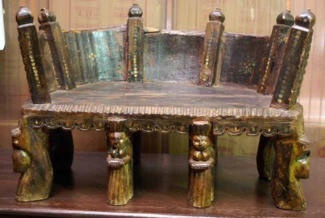 Ancien autel ou reliquaire en bois peint