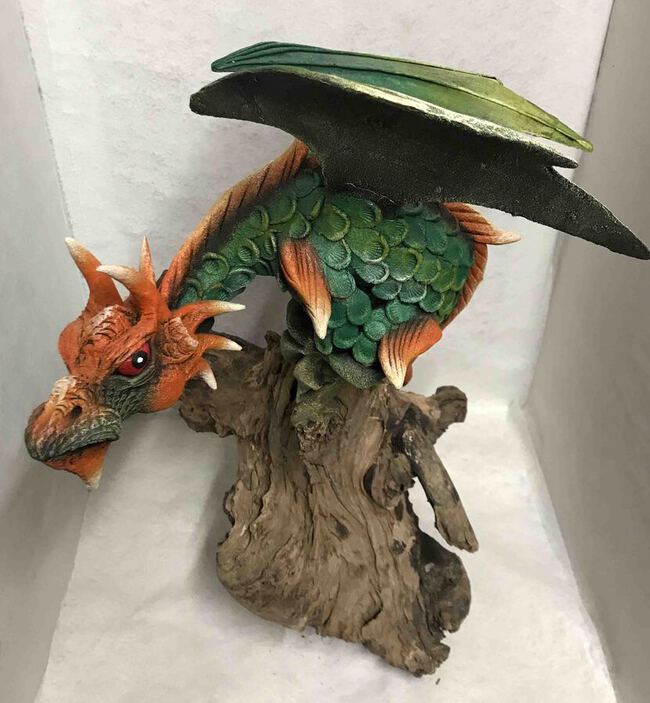 Grande statue de dragon les ailes d&eacute;ploy&eacute;es en p&acirc;te &agrave; bois