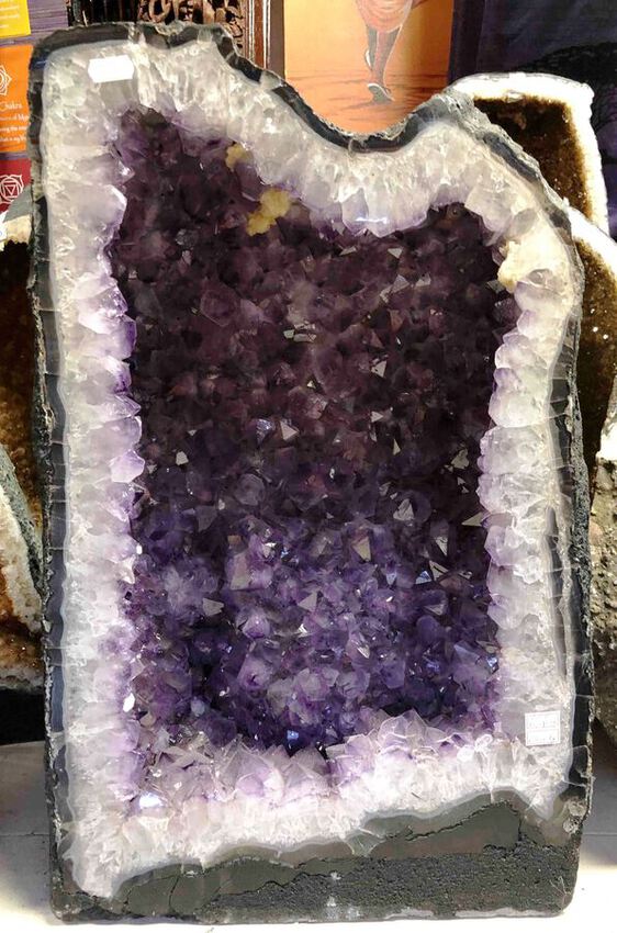 Grande g&eacute;ode d'am&eacute;thyste brute