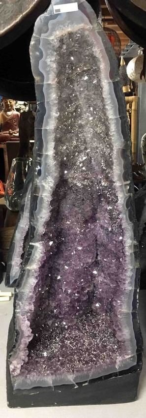 Grande g&eacute;ode d'am&eacute;thyste brut du Br&eacute;sil pour lithoth&eacute;rapie et &eacute;sot&eacute;risme