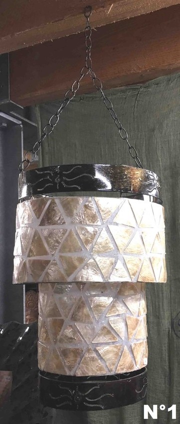 Grand lustre blanc &agrave; suspendre en fibre et t&ocirc;le cisel&eacute;