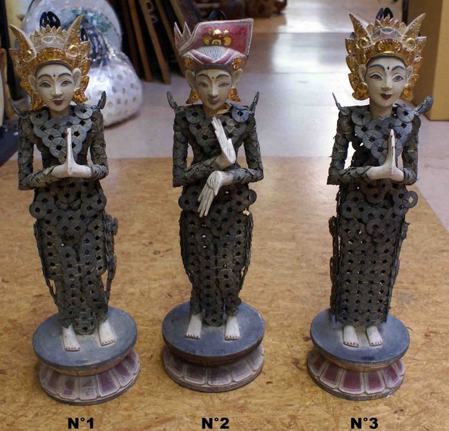 grande statue de d&eacute;esse en bois et pi&egrave;ce de bali
