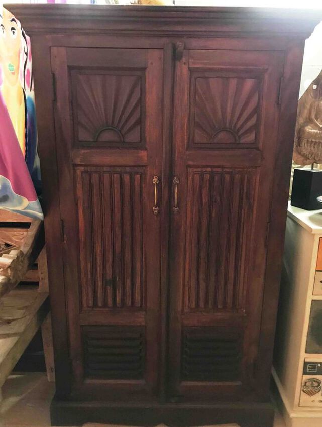 Grand meuble de rangement en bois ancien