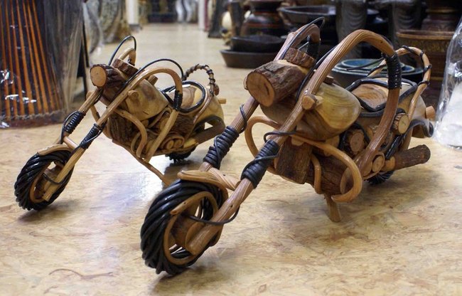 grande moto en bois