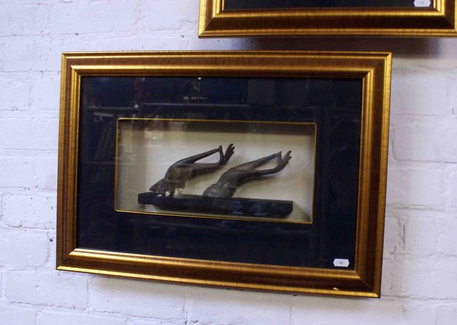 cadre ancien en bois repr&eacute;sentant les mains de Bouddha