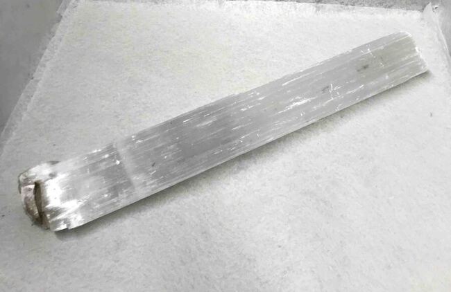 Gros bloc de s&eacute;l&eacute;nite brut