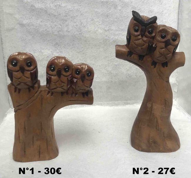 Grande statue de chouette sculpté sur une branche