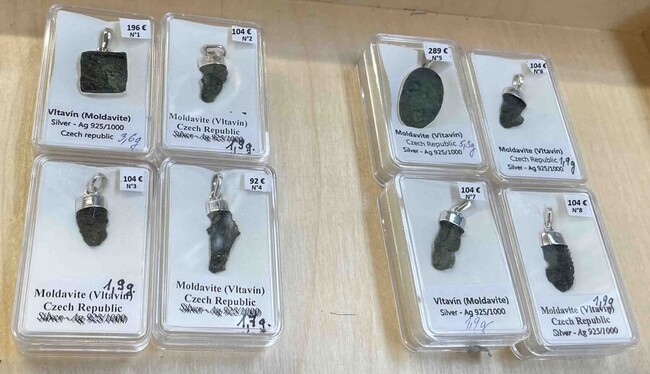 Moldavite - pendentif en moldavite - R&eacute;publique tch&egrave;que - roche tectite