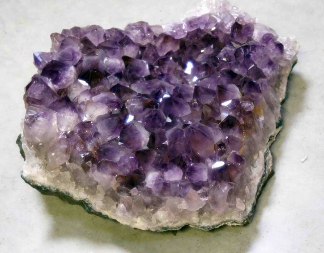 g&eacute;ode plate en am&eacute;thyste brut du Br&eacute;sil