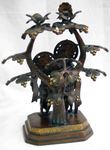 Grande statue de Krishna jouant de la flûte en bronze sous un arbre avec des paons