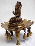 Grande statue de la d&eacute;esse laxmi ou Lakshmi en bronze assise sur fleur de lotus