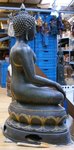 grande statue de Bouddha en prière en bronze
