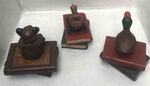 Statuette animaux en bois sur un livre