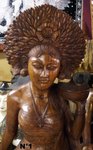 grande statue sculpté de femme en bois