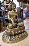 statue de Bouddha assis en bronze avec fleur de lotus
