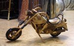 grande moto entièrement en bois