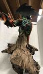 Grande statue de dragon les ailes déployées en pâte à bois