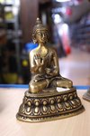 petite statue de Bouddha en bronze moul&eacute;