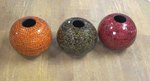 petit vase en terre cuite recouvert de mosaïque de verre