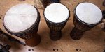 grand djembé en bois avec de la peau de chévre