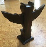 Petit totem des Indiens d'Amérique en bois avec des ailes