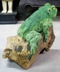 grande statue de grenouille en bois