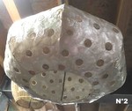 Lustre blanc à suspendre en fibre et tôle ciselé