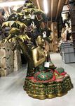 Grande statue de Bouddha sous l'arbre de la Bodhi