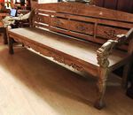 Grand banc en bois sculpté