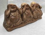 All&eacute;gorie des 3 singes par des statues de Bouddha en bois sculpt&eacute;