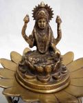 Grande statue de la d&eacute;esse laxmi ou Lakshmi en bronze sur fleur de lotus et clochettes