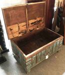 Grand coffre ancien ou malle de rangement en bois