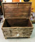 Petit coffre ou malle de rangement en bois