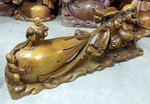 statue de Bouddha rieur en bois portant un sac d'argent porte bonheur