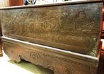 Grand coffre ou malle de rangement en bois sculpté sur roulette