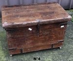 Coffre ou malle ancien en bois avec ferrure et sculpture