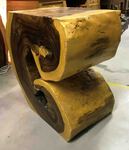Table dans une souche de bois de teck