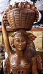 grande statue de femme debout en bois