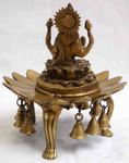 Grande statue de la d&eacute;esse laxmi ou Lakshmi en bronze sur fleur de lotus