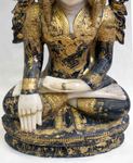 Ancienne statue de Bouddha assis en marbre blanc dor&eacute; &agrave; l'or fin avec fleur de lotus